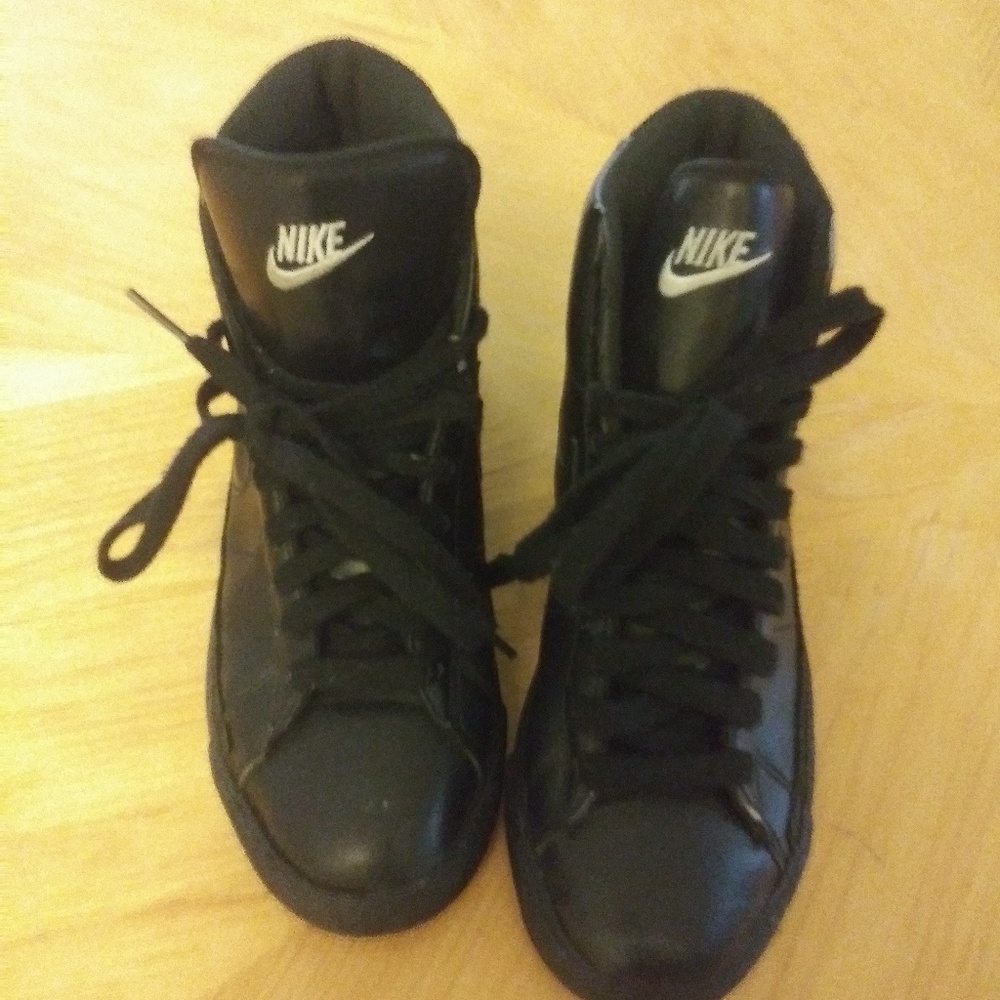 Black womens Nikes size 5Y